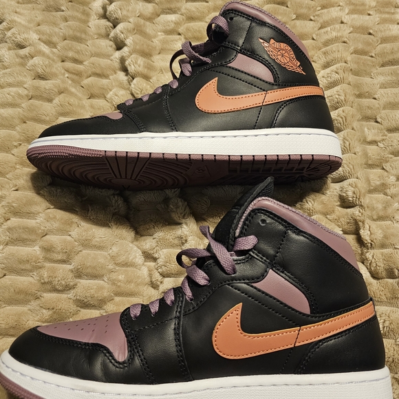 Jordan 1 Mid Black and Purple - Picture 3 of 8